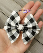 Load image into Gallery viewer, 4ish inch Fluffy Petal Pinch Bow Steel Rule Die