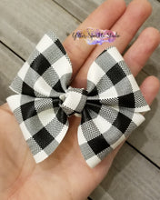 Load image into Gallery viewer, 4ish inch Fluffy Petal Pinch Bow Steel Rule Die