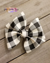 Load image into Gallery viewer, 4ish inch Fluffy Petal Pinch Bow Steel Rule Die