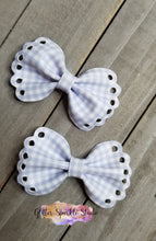 Load image into Gallery viewer, 2.9 inch Eyelet Scalloped Piggy Pair edge Pinch Bow Steel Rule Die