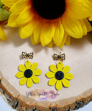 Load image into Gallery viewer, 1.5 inch Pair of Daisy Embossing Dangle Earring Steel Rule Die
