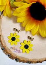 Load image into Gallery viewer, 1.5 inch Pair of Daisy Embossing Dangle Earring Steel Rule Die