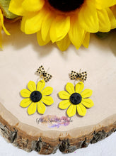 Load image into Gallery viewer, 1.5 inch Pair of Daisy Embossing Dangle Earring Steel Rule Die