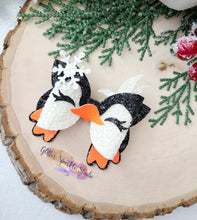 Load image into Gallery viewer, 3.5 inch Penguin With Snowflake &amp; Lashes Bow Steel Rule Die