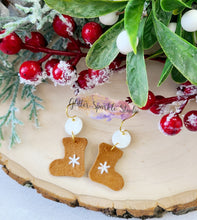Load image into Gallery viewer, 1-1.5 inch Stitcher Basic Snugg Snowflake Boot Earring or applique Steel Rule Die
